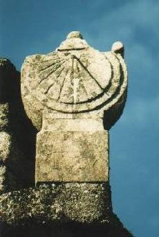 Casa com Rel&oacute;gio de Sol